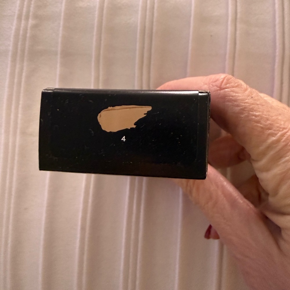 Fenty Eaze Drops Skin Tint Shade 4 New in Box - Picture 2 of 4